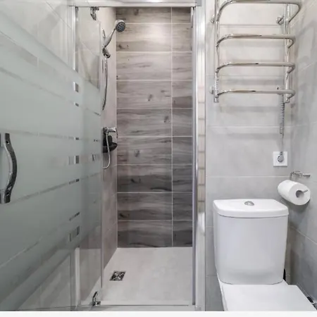 біля вокзалу, на вулиці голубовича 37 *